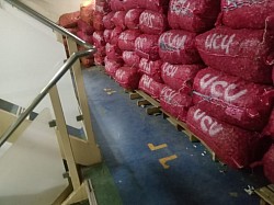 Posisi bawang merah di gudang kapal Pelni